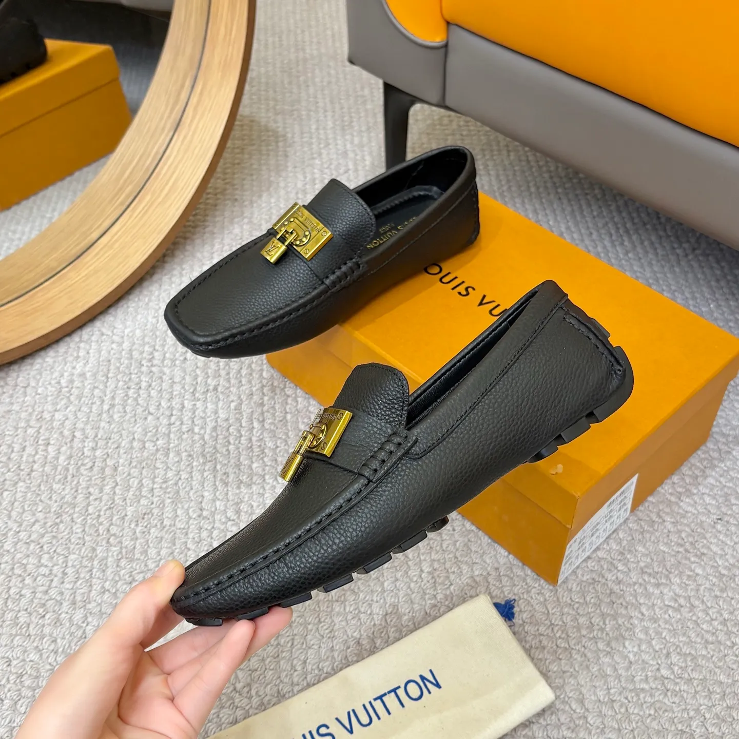 Men's men's shoes 💰420 (Yangli) LV 2⃣️0⃣️2⃣️5️⃣Spring and summer counter GLORIA series models ✈️Original factory special leather production, original last type. A classic driving slip-on casual shoe that shows an elegant style with exquisite craftsmanship details such as Monogram embossing all over the upper🌀Italian imported calfskin fabric Sheepskin foot pads➕Inside～Private mold replica sole Unique style Comfortable driving slip-on Size: 4-12 (38-46) Comes with [Counter packaging: original box, wrapping paper, card, instruction manual, shoehorn, cloth bag] No pressure to enter and leave the counter!